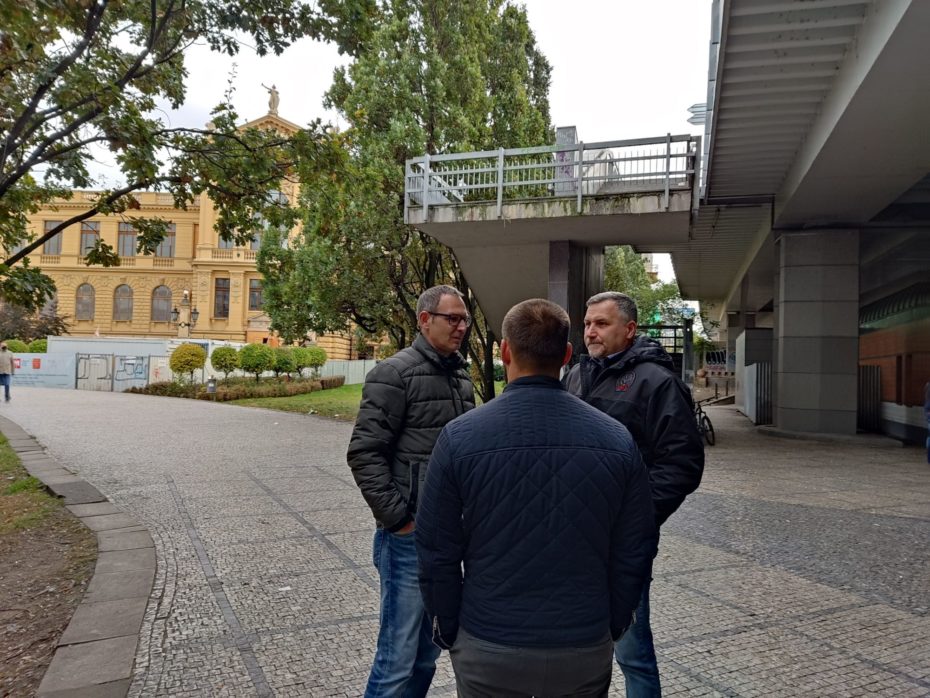 "Nezbývá nám, než si prosebně domlouvat bezpečnostní akce s městskou i státní policií. Systémové to není, ale pokud chceme, aby bylo v Praze 8 aspoň trochu bezpečněji, lepší postup není," říká starosta Prahy 8 Ondřej Gros (vlevo).