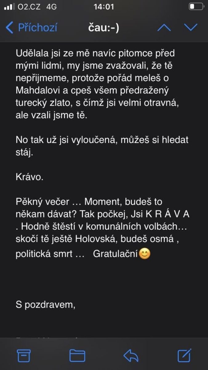 Tuto vulgární zprávu odeslal starosta Řeporyjí Pavel Novotný (ODS) své kolegyni herečce Mirce Součkové. Důvodem bylo, že se rozhodla kvůli jeho agresivnímu stylu vystupování pro kandidátku nezávislých.