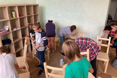 Na přípravě učeben v budově Vlastina se podíleli rodiče, pedagogové i děti. Učebny malovali, lazurovali či montovali nábytek. 