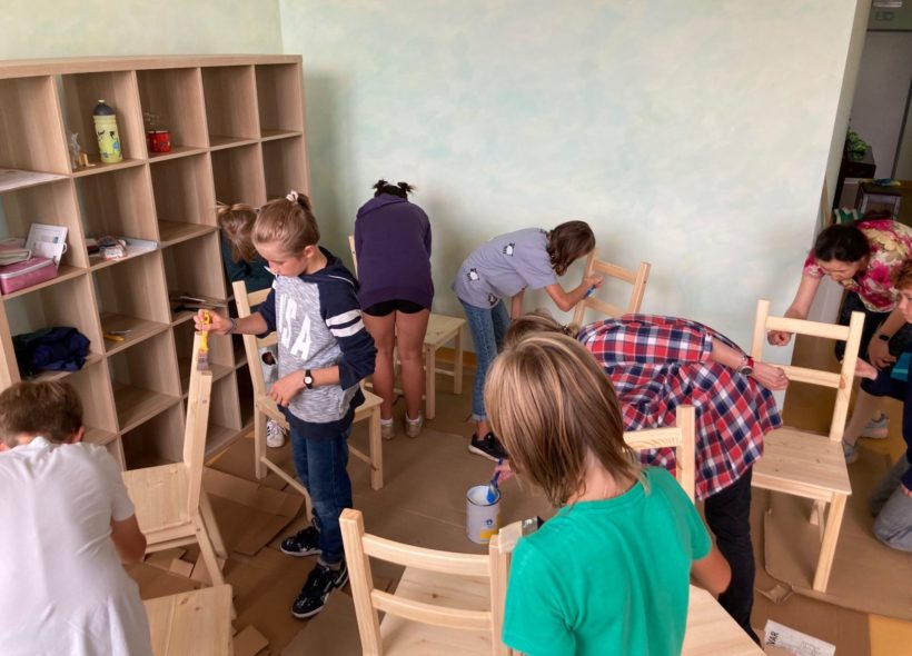 Na přípravě učeben v budově Vlastina se podíleli rodiče, pedagogové i děti. Učebny malovali, lazurovali či montovali nábytek. 