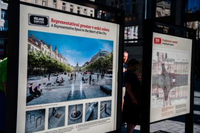 Výstavní panely prezentují například původní funkci náměstí a jeho podobu, historické změny, dopravní křižovatku ve 20. století, stavbu metra a tramvajové linky, archeologické nálezy, neuskutečněné projekty nebo současnost a budoucnost náměstí. 