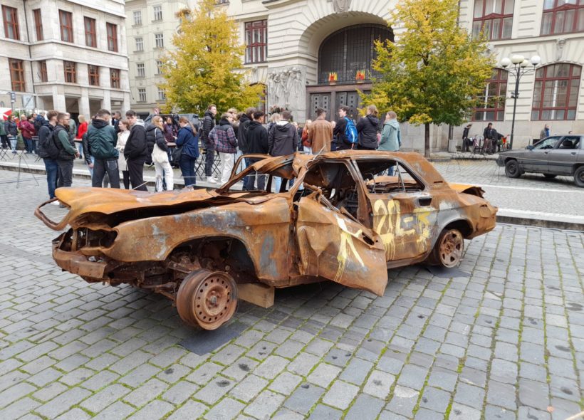 Vystavená vozidla na Mariánském náměstí jasně ukazují, čím ukrajinští občané v současné době procházejí.

