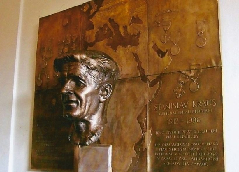 Busta generála Stanislava Krause, která je vystavena v Masarykově základní škole, kde sám strávil několik let svého života.