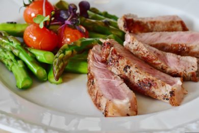Na zdravém talíři by mělo být zhruba z jedné čtvrtiny maso či jiný zdroj bílkovin, další čtvrtku má zabrat příloha a polovinu zelenina.