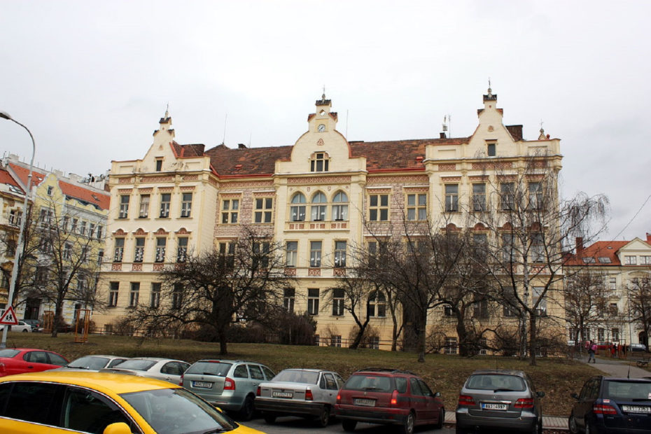 Základní škola na Nedvědově náměstí v Podolí.
