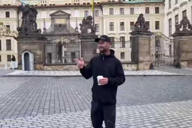 Chris Hemsworth natáčí v Praze ‚Extraction 2‘ a zdraví fanoušky z Pražského hradu.