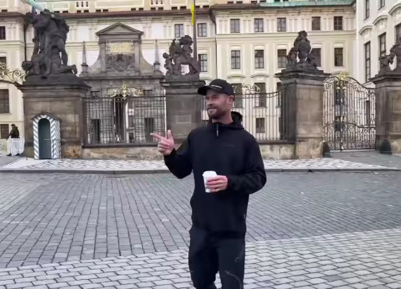 Chris Hemsworth natáčí v Praze ‚Extraction 2‘ a zdraví fanoušky z Pražského hradu.