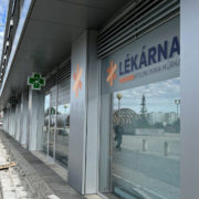 V létě prošlo okolí lékárny sídlící nedaleko stanice metra B Hůrka příjemnou rekonstrukcí.