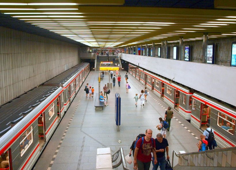 Nástupiště ve stanici Smíchovské nádraží.