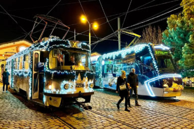 V Praze už jezdí vánoční vozy MHD.