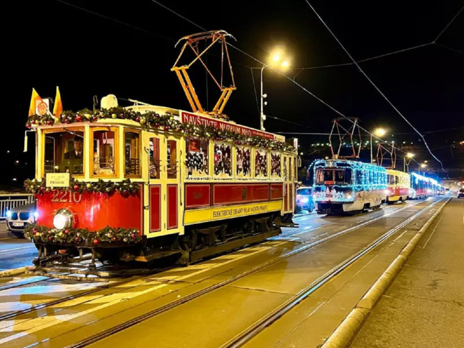 V Praze jezdí vánoční vozy i na speciálních linkách MHD.