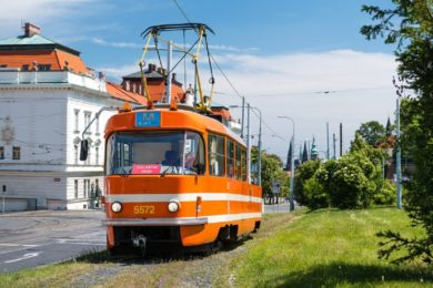 Netradiční mazací tramvaj budí v Praze zaslouženou pozornost