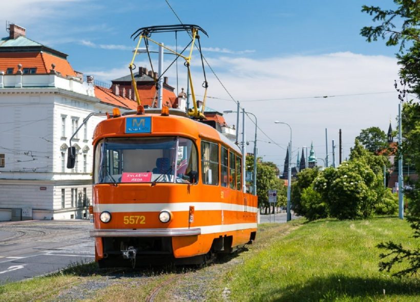 Netradiční mazací tramvaj budí v Praze zaslouženou pozornost