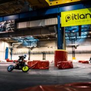 Správné položení se do zatáčky je jednou z důležitých dovedností na dvou kolech.