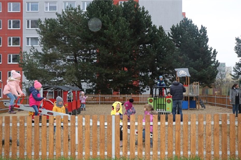 Nové dětské hřiště je určeno nejmenším dětem od 2 let.