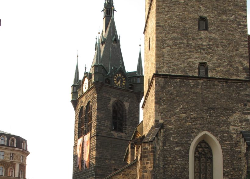 Kostel sv. Jindřicha, za ním Jindřišská věž