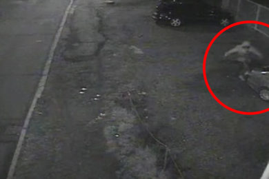 Kamery v Praze 4 zaznamenaly muže, který v noci demoloval zaparkovaná vozidla. Následně zjistili nesmyslný důvod.