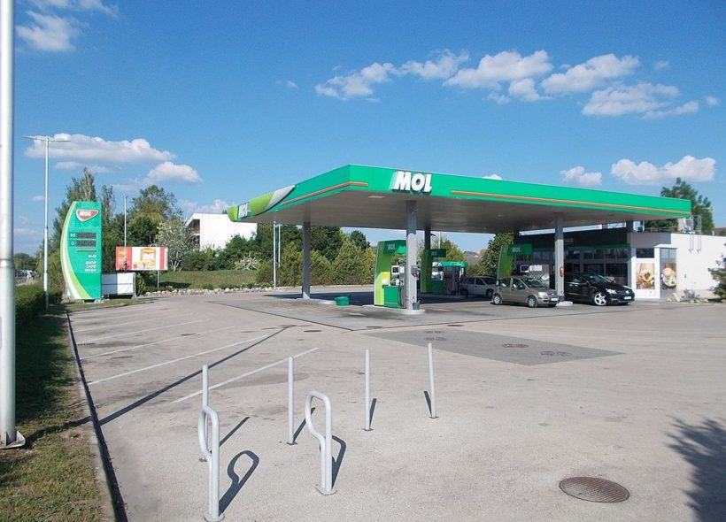 Hlavním důvodem omezení levného benzínu pro obyvatele Maďarska je pokračující údržba rafinerie ve městě Százhalombatta u Budapešti, která pokrývá spotřebu pohonných hmot v Maďarsku ze 100 procent. Nikoliv nedostatek levné ruské ropy.  Dosavadní regulovaná cena 28 korun za litr Naturalu se podle očitých svědků u stanic MOL zvedla na průměrných 37 korun. Nafta vyjde na 41 korun. 