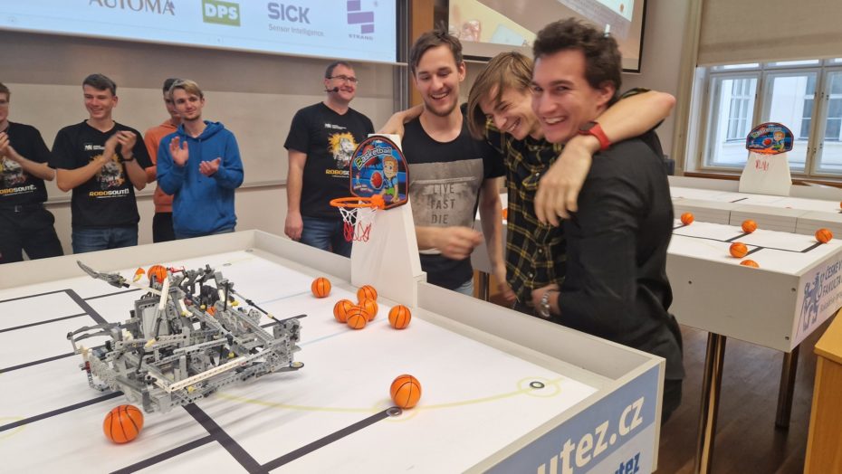 Finále Robosoutěže 2022 pro střední školy vyhrál po dramatickém souboji „robot-basketbalista“ z pražského Gymnázia Na Vítězné pláni