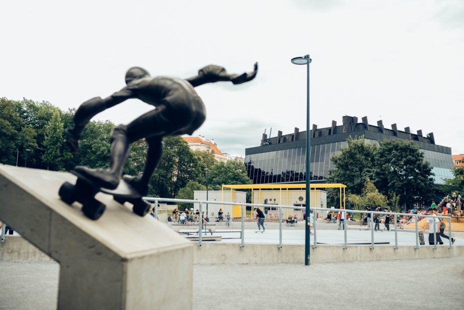 Autoři vrátili do parku repasovanou sochu skateboardisty, která byla poničena vandaly.