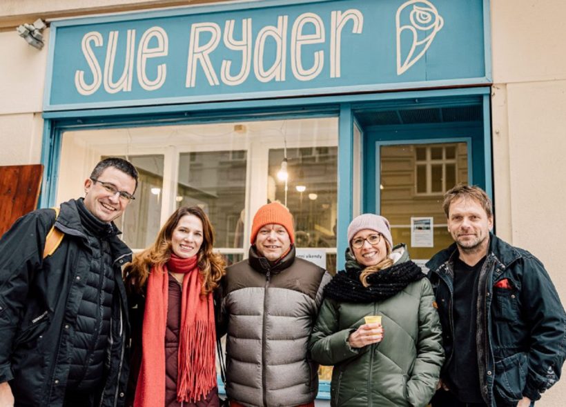 Nový dobročinný obchod Sue Ryder byl otevřen na pražském Smíchově.