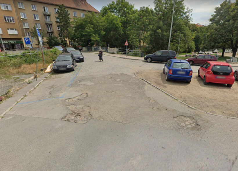 Rozbitá ulice v Praze 8