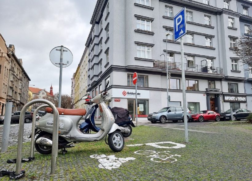 Parkoviště pro jednostopá vozidla jsou nově vyznačena v Praze 6.