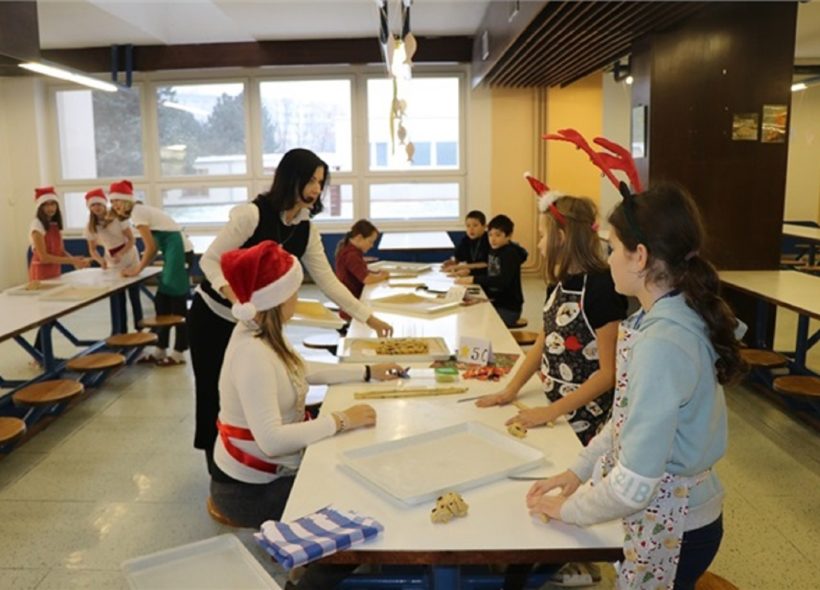 Tradiční soutěž v pletení vánoček proběhla ve Fakultní základní škole Mezi Školami i letos.