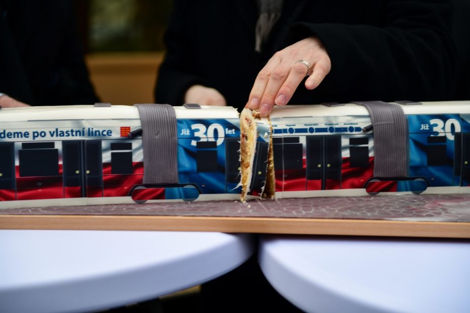 Slavnostní rozkrojení dortu u příležitosti 30. výročí zvolení prvního českého prezidenta Václava Havla.