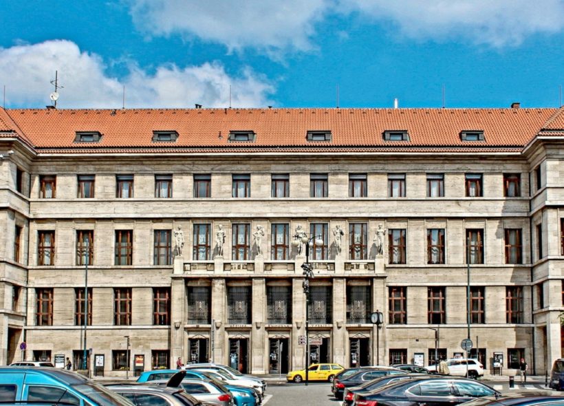 Budova Ústřední knihovny na Mariánském náměstí.