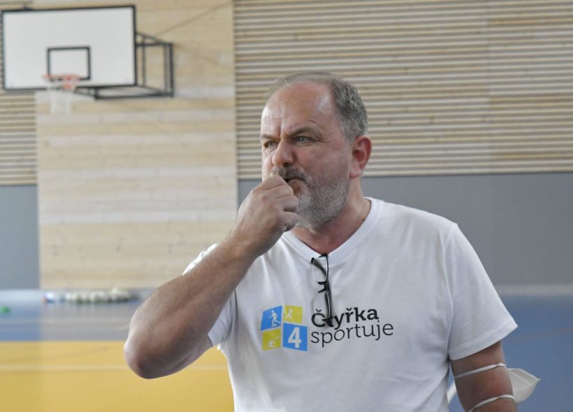 „Život je hra, kde denně žonglujete s pěti míčky: práce - rodina - zdraví- přátelé - smysl života. A když ve sportu zaujmeme děti dobrými trenéry a pohybem, vychováme z nich kvalitní sportovce a následovníky,“ říká Karel Dvořáček, podnikatel a fotbalový funkcionář.
