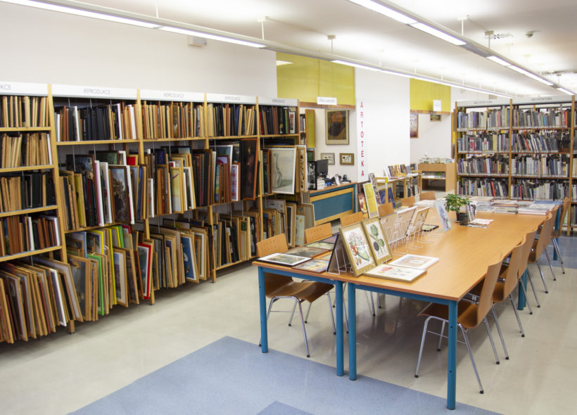 Dnešní uspořádání knihovny má lepší design a nabízí také více knih a obrazů. 