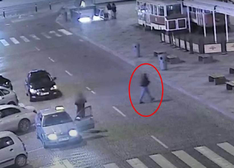 Opilý řidič po nehodě z místa činu na Václavském náměstí odešel do nočního baru...
