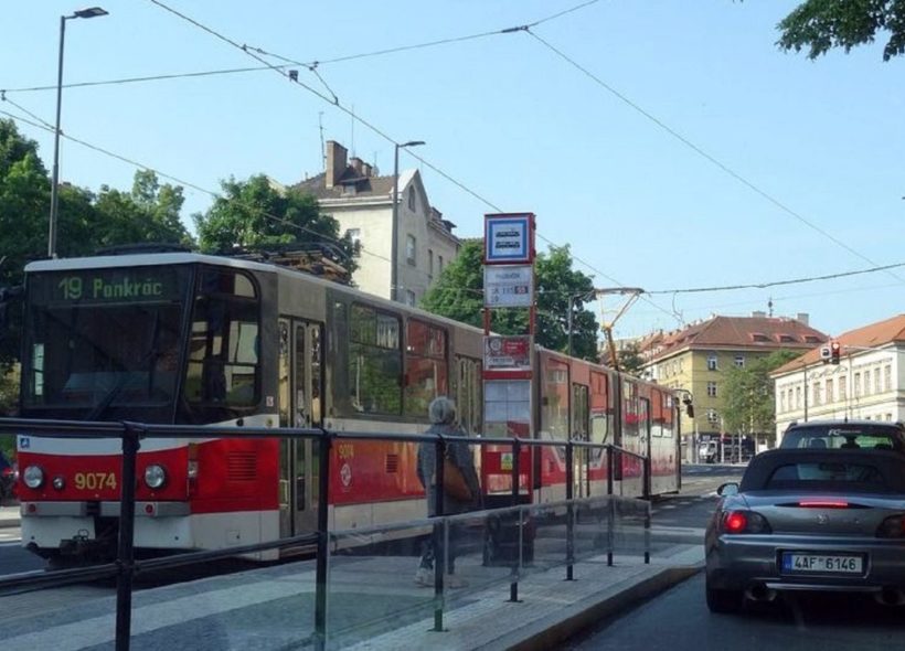 Tramvajová zastávka Palouček ve směru na Pražského povstání.
