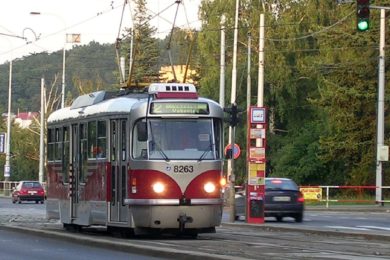 Tramvaj linky 2 zatahuje do Vozovny Vokovice.