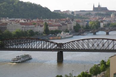 Pražský Železniční most s dominantou Pražského hradu z pohledu od Vyšehradu.