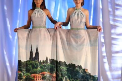 Šaty s Vyšehradem představují modelky Eliška Bučková a Anežka Balabánová.