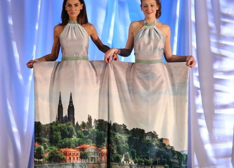 Šaty s Vyšehradem představují modelky Eliška Bučková a Anežka Balabánová.