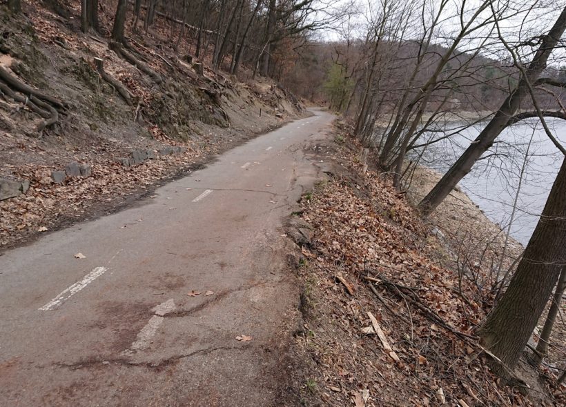 Začala kompletní oprava vyhlídkové cesty podél pravého břehu Hostivařské přehrady.