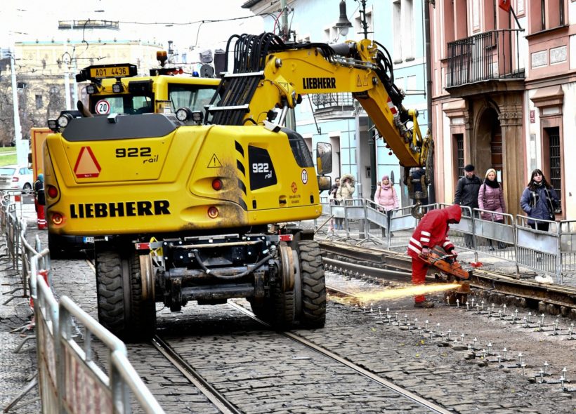 Rekonstrukce tramvajové trati na Malé Straně probíhá podle předpokladů.