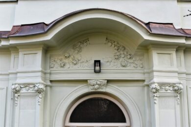 Fasáda domu na adrese Dukelských hrdinů 1 v Holešovicích.