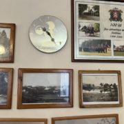 V kanceláři starosty nemůže chybět pamětní fotografie ke stému výročí založení Sboru dobrovolných hasičů Možděnice z roku 2006.
