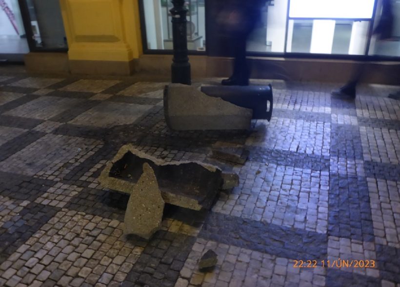 Opilec v sobotní noci rozmlátil v centru Prahy několik košů. 