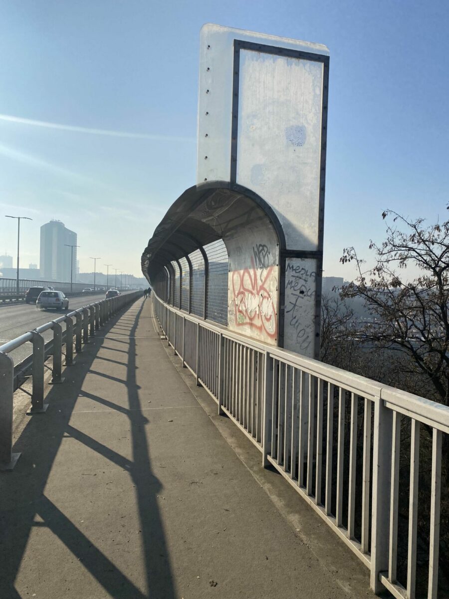 Zábrany na Nuselském mostě fungují a most již není jasnou volbou pro sebevrahy.