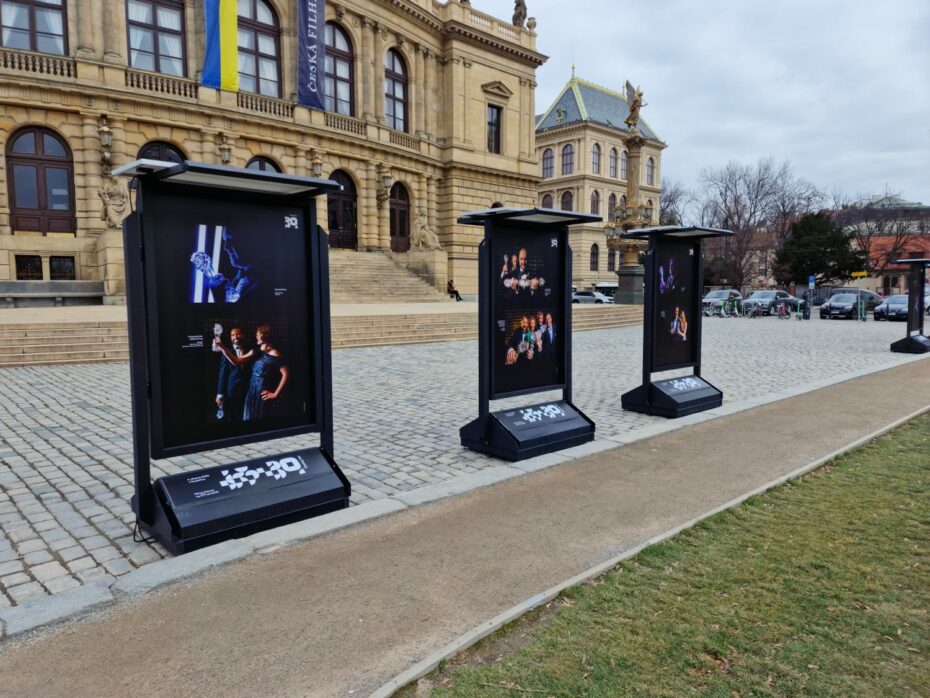 Venkovní výstava velkoformátových fotografií Lenky Hatašové na Palachově náměstí.
