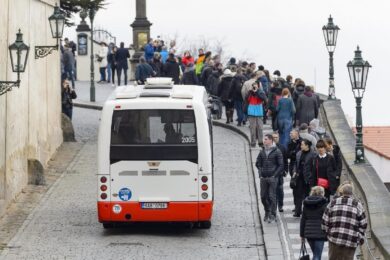 Minibus v Nerudové ulici na pražských Hradčanech.