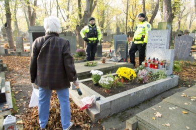 Veřejnost pozitivně vnímá přítomnost strážníků na hřbitovech. 