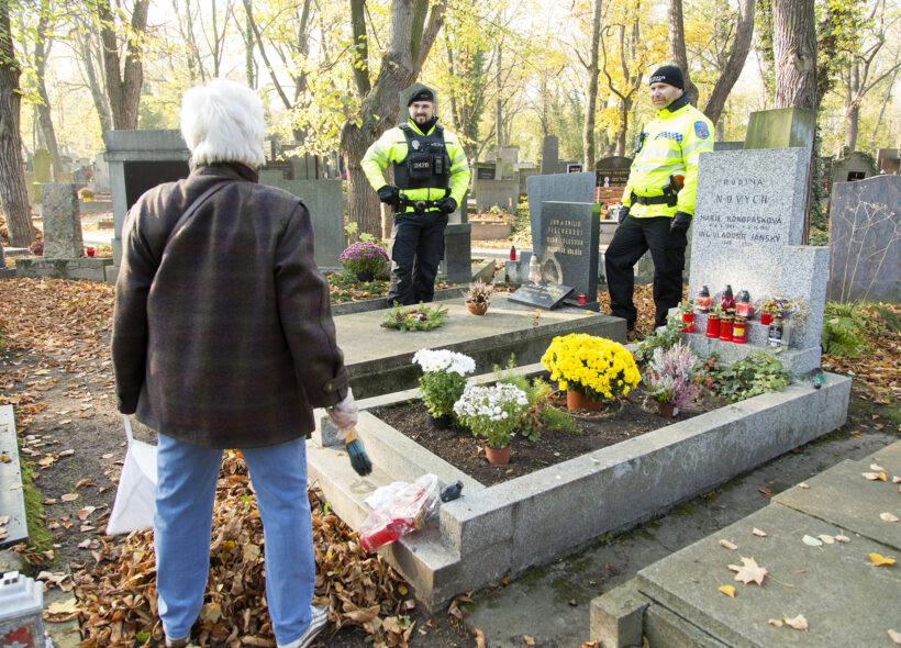 Veřejnost pozitivně vnímá přítomnost strážníků na hřbitovech. 