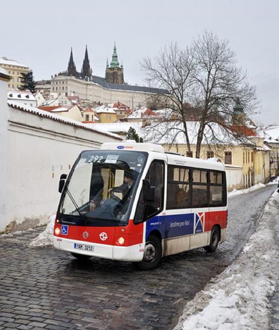 Minibus linky č.292 na pražských Hradčanech.
