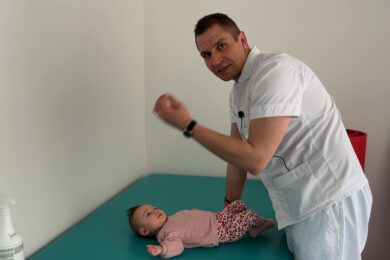 Fyzioterapeut Mgr. Peter Hafič s dcerou Nelinkou názorně předvádí některé cviky Vojtovy metody. 
